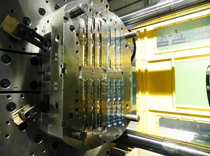 Stampaggio ad iniezione a due colpi